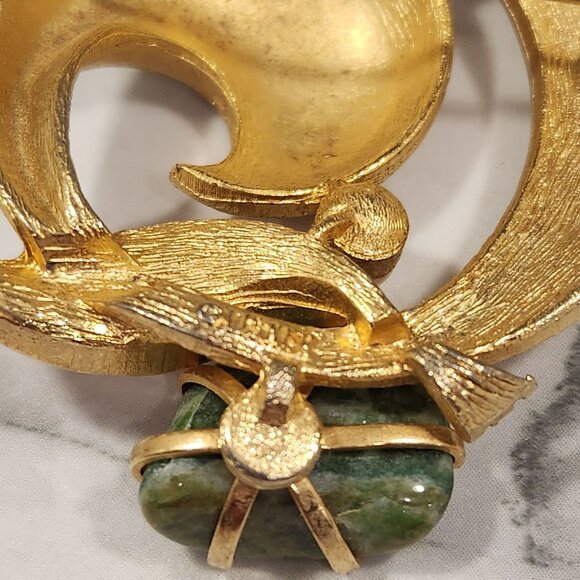 Vintage LISNER Textured Gold Tone Abstract Swirl Brooch Jade & Imitation Pearls - Picture 6 of 12